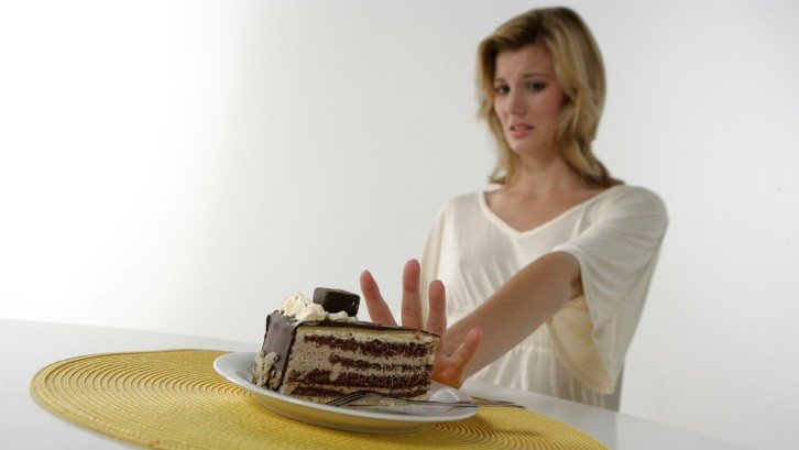 Frau und ein Stück Kuchen © proDente ev